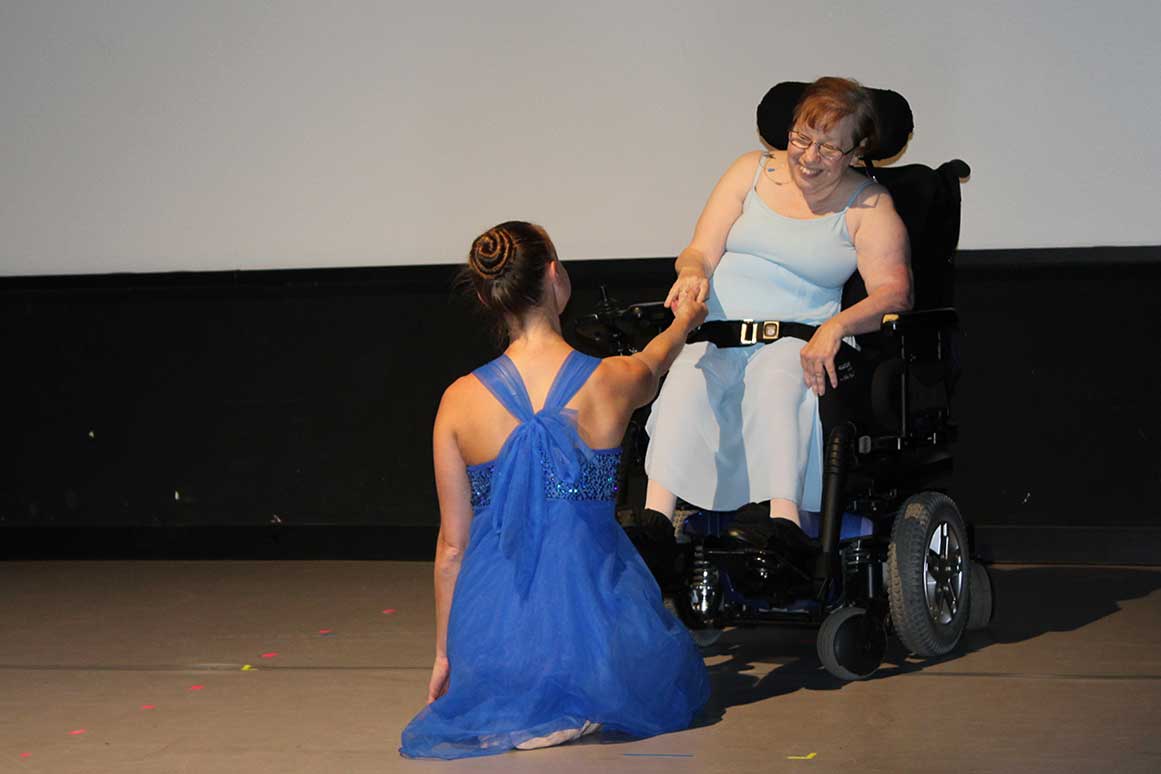 Artist Cheryl Chapin performing on stage at the Robert Schonhorn Arts Center.